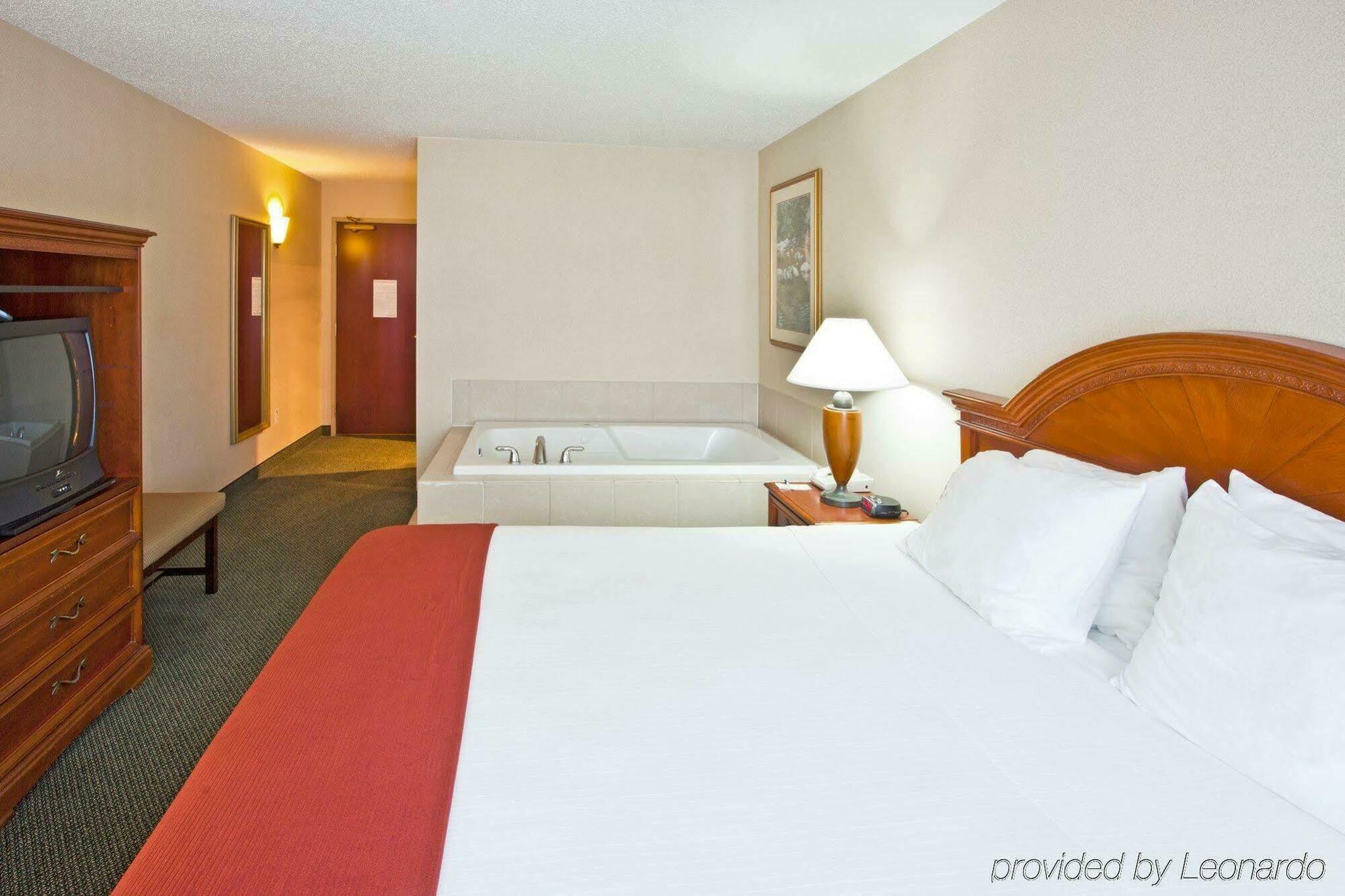 Holiday Inn Express Hotel & Suites Waterford By Ihg Esterno foto